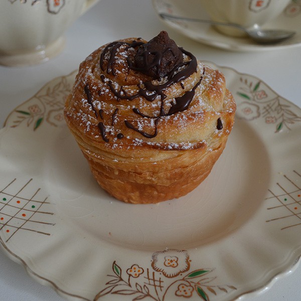 Cruffin relleno de crema de avellanas con chocolate.